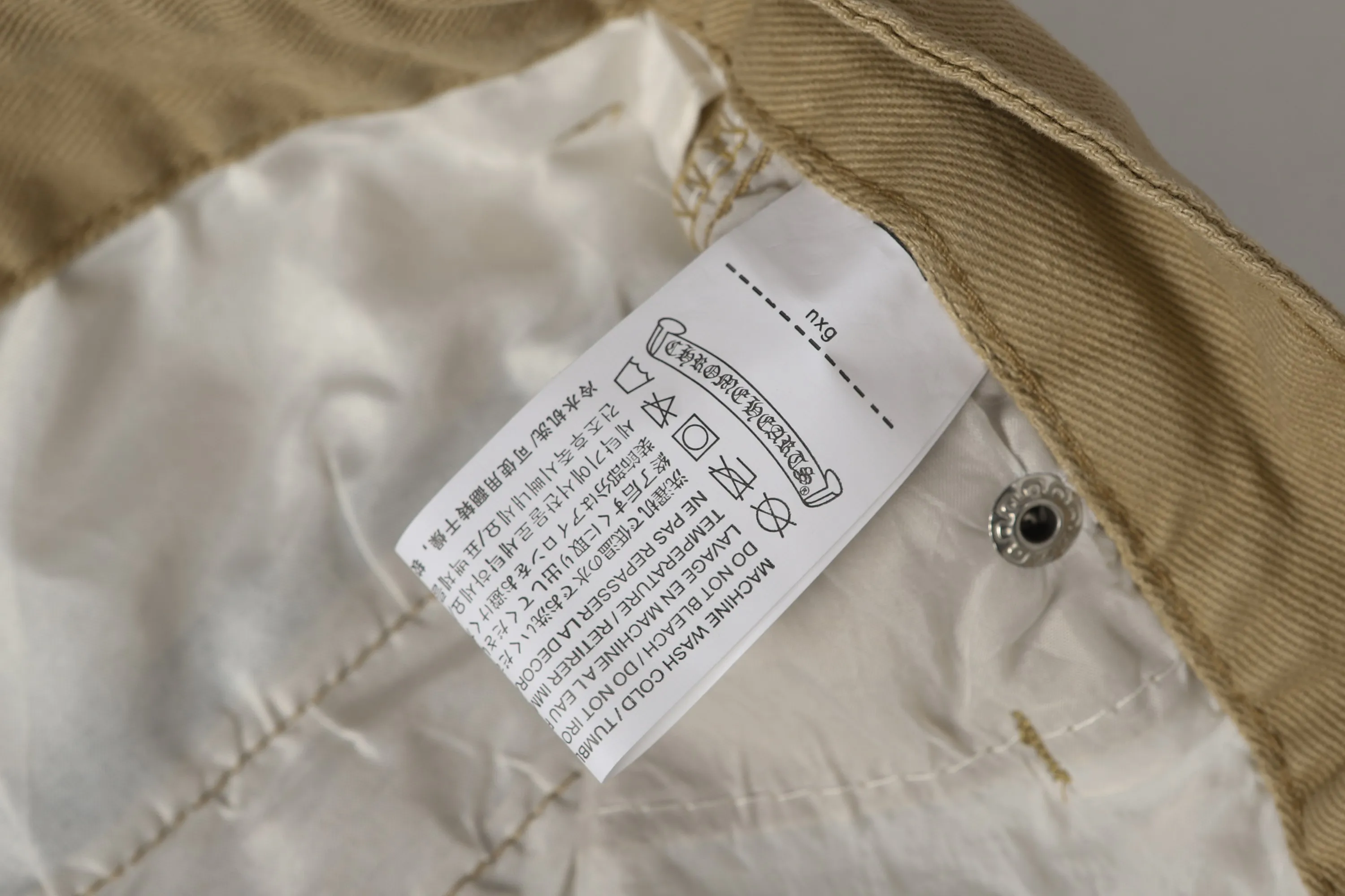 P256 Actual photo [High quality] Coding: LH242 Color: Picture color Size: S to XXXL - Chrome Hearts/Chrome Hearts Classic colored leather cross washed color cloth unisex denim trousers - Vibe style straight stacked god-level version - Carbon fine bias denim color cloth - Old vintage complete set of hardware - Chrome Hearts high version uses high ounce custom fabrics, enzyme washing and soft color fixation, soft and thick to wear The details are all produced by pure hand polishing and craftsmanship. All-over jacquard fabrics have unique design styles. Multiple processes create a full retro feel. Niche unique non-colliding shirts. Customized old spray-painted buttons. Every detail is crafted with craftsmanship. Size Pants length Waist Hips Unit cm S 98 68 100 M 99 72 104 L 100 76 108 XL 101 80 112 XXL 102 84 116 XXXL 103 88 120